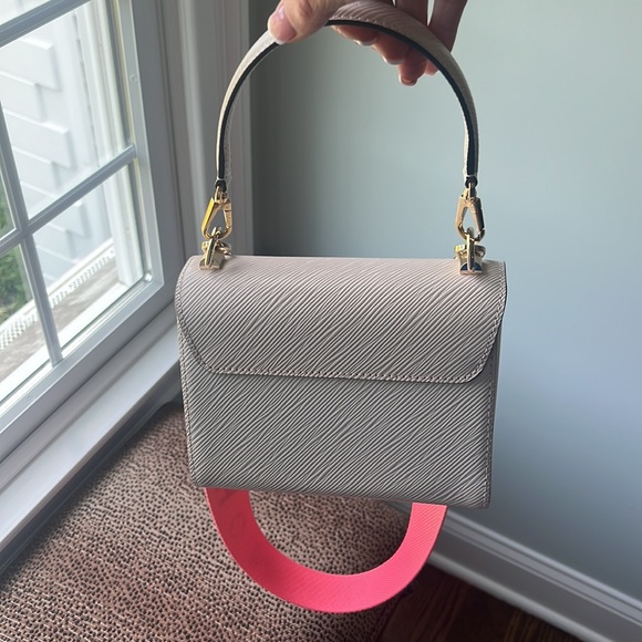 Louis Vuitton Twist PM gradient 2022 collection ๐ - Picture 16 of 17